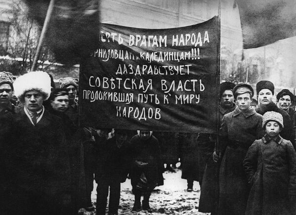 Muncitori și soldați din Petrograd la demonstrație. 25 octombrie (7 noiembrie) 1917 - Sputnik Moldova