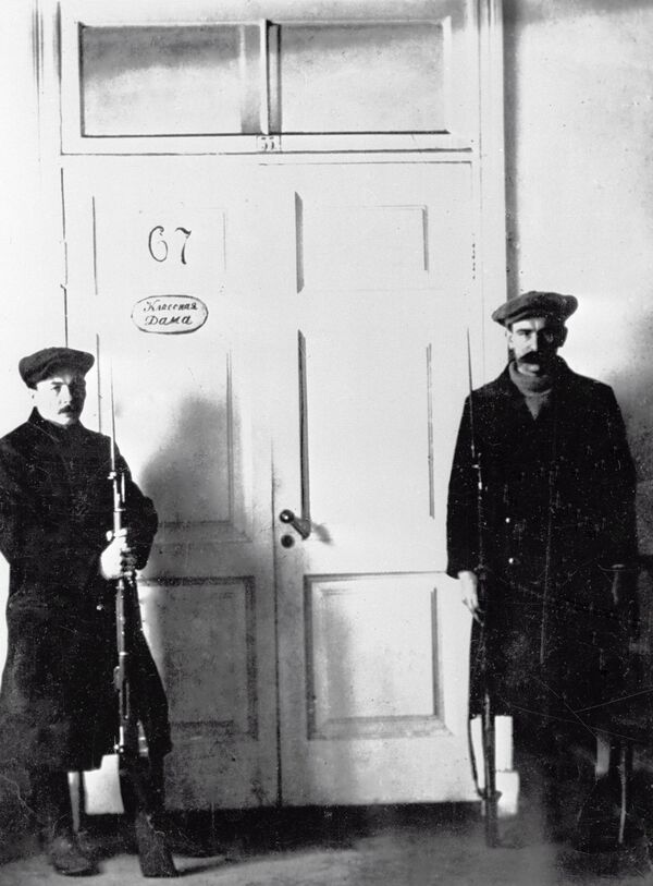 Santinele, în fața cabinetului lui Lenin din Smolnîi. Petrograd, 1917 - Sputnik Moldova