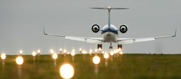 Un avion pe pista de decolare a unui aeroport, imagine din arhivă - Sputnik Moldova
