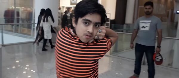 Человек-сова: подросток из Пакистана поворачивает голову на 180° - Sputnik Молдова