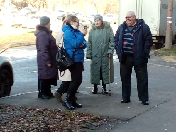 Бракоразводный процесс Армена Джигарханяна и Виталины Цымбалюк-Романовской. Прохожие - Sputnik Молдова