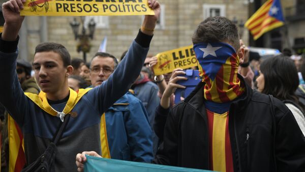 Пикетчики с баннерами и флагами у Дворца Правительства Каталонии в Барселоне - Sputnik Молдова