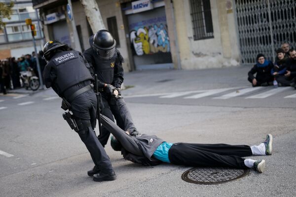 Полицейские тащат протестующего во время всеобщей забастовки в Барселоне, Испания - Sputnik Молдова