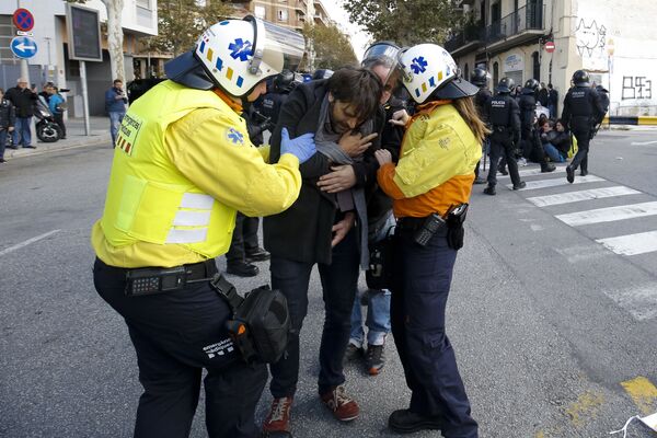 Мужчина получает медицинскую помощь во время всеобщей забастовки в Барселоне, Испания - Sputnik Молдова