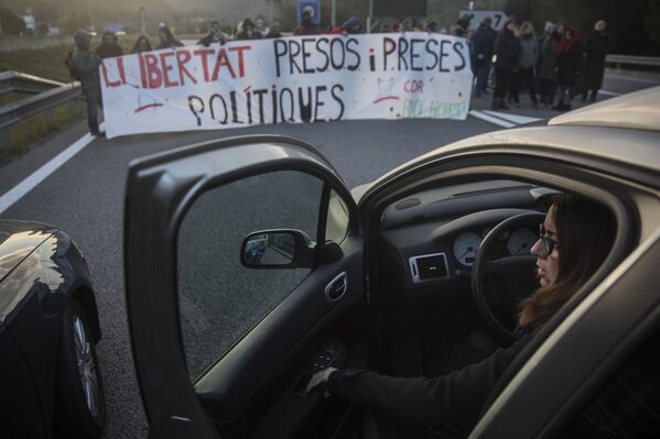 Демонстранты заблокировали шоссе во время всеобщей забастовки в Барселоне, Испания - Sputnik Молдова