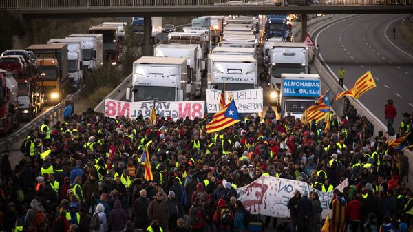 Демонстранты заблокировали шоссе во время всеобщей забастовки в Барселоне, Испания - Sputnik Moldova-România
