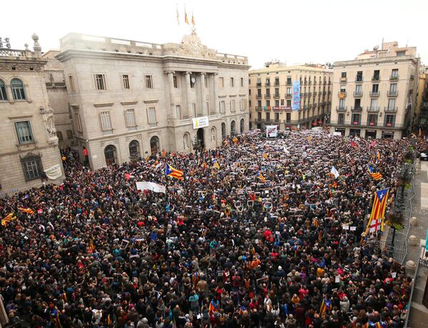 Демонстранты на площади Sant Jaume  во время всеобщей забастовки в Барселоне, Испания - Sputnik Молдова