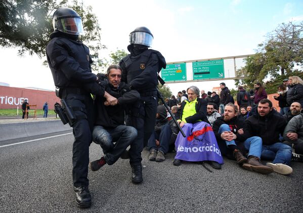 Полиция выносит протестующих, блокирующих кольцевую дорогу в Барселоне во время забастовки независимых партий и профсоюзов в Барселоне - Sputnik Молдова