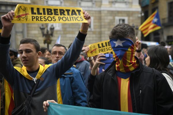 Пикетчики с баннерами и флагами у Дворца Правительства Каталонии в Барселоне - Sputnik Молдова