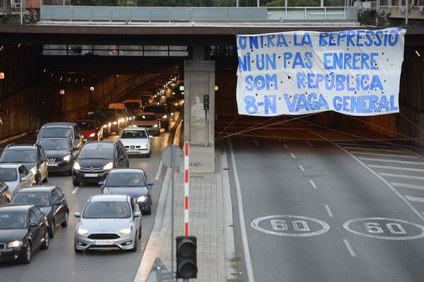 Баннер на автомобильной дороге во время забастовки независимых партий и профсоюзов в Барселоне - Sputnik Молдова