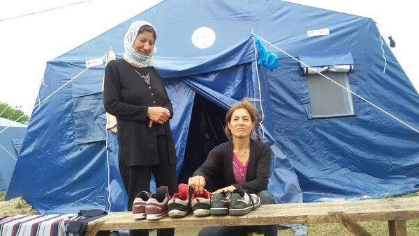 Syriskan Nadiya tvättar skor på flyktingläger i Serbien - Sputnik Moldova