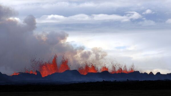 A plume of smoke rises from the lava eruption on Holuhraun, northwest of the Dyngjujoekull glacier in Iceland - Sputnik Moldova-România