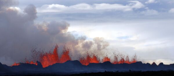 A plume of smoke rises from the lava eruption on Holuhraun, northwest of the Dyngjujoekull glacier in Iceland - Sputnik Moldova-România