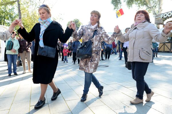 Vizitatorii dansează la Festivalul moldovenesc „Strugurele de smarald” - Sputnik Moldova