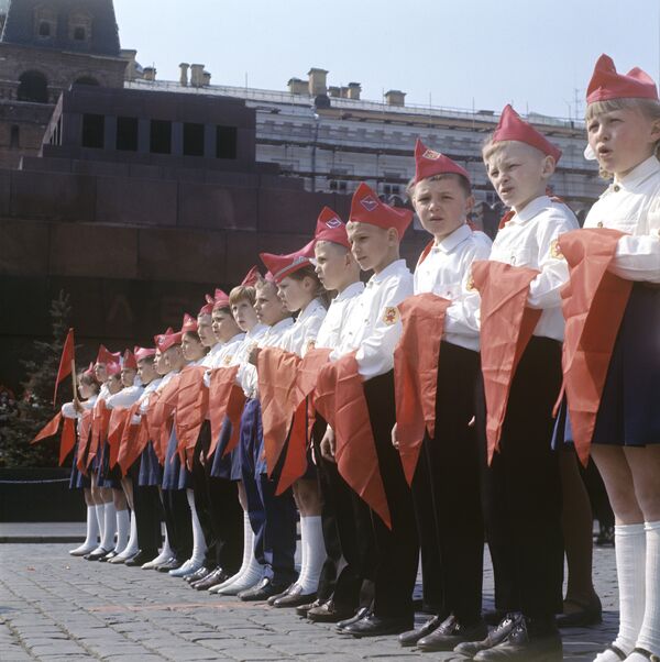 Церемония приема в пионеры на Красной площади в Москве - Sputnik Молдова