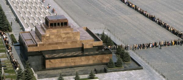 Очередь в Мавзолей В.И. Ленина на Красной площади - Sputnik Молдова