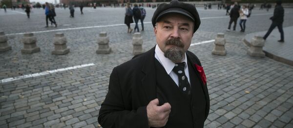 Двойник Ленина Сергей Соловьев на Красной площади в Москве - Sputnik Молдова