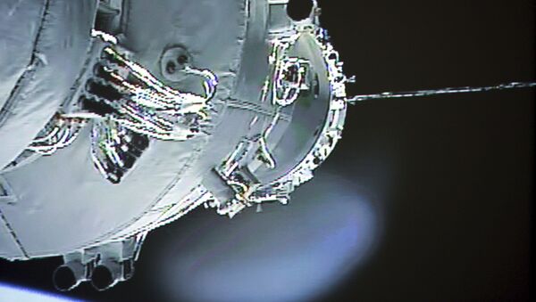 Nava spațială Shenzhou-10 în timp ce efectuează andocarea satelitului Tiangong-1 pe orbita - Sputnik Moldova-România