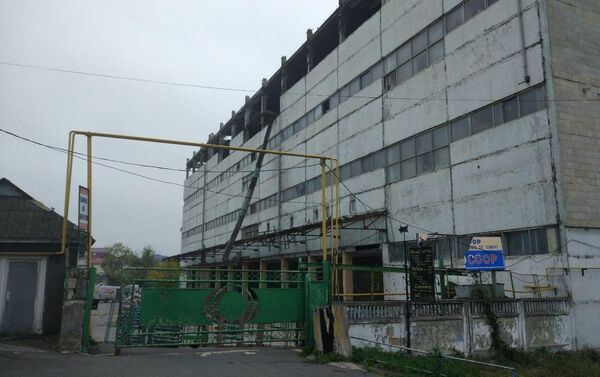 Здание горевшего склада на улице Заводская в Кишиневе - Sputnik Молдова
