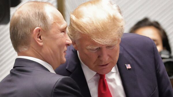 Vladimir Putin și Donald Trump discută în timpul summit-ului APEC - Sputnik Moldova