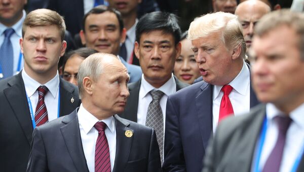 Vladimir Putin și Donald Trump discută în timpul summit-ului APEC - Sputnik Moldova-România