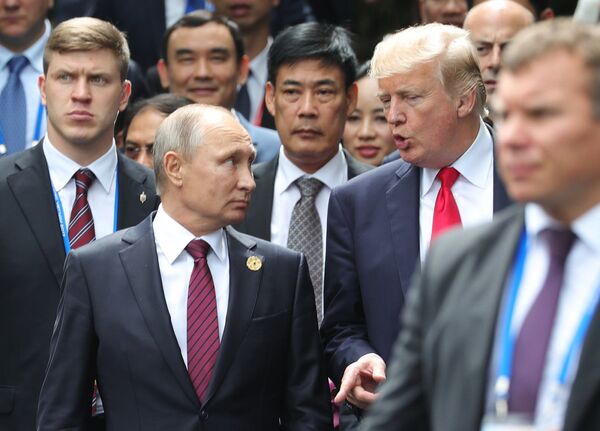 Vladimir Putin și Donald Trump discută în timpul summit-ului APEC Vladimir Putin și Donald Trump discută în timpul summit-ului APEC - Sputnik Moldova-România