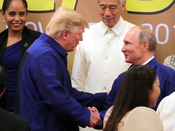 Vladimir Putin și Donald Trump discută în timpul summit-ului APEC Vladimir Putin și Donald Trump discută în timpul summit-ului APEC - Sputnik Moldova-România
