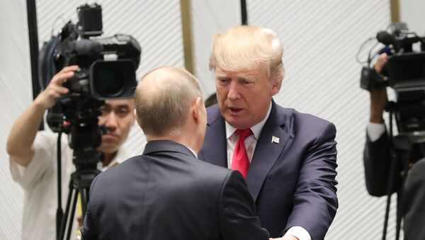 Donald Trump și Vladimir Putin la summit-ul APEC - Sputnik Moldova-România