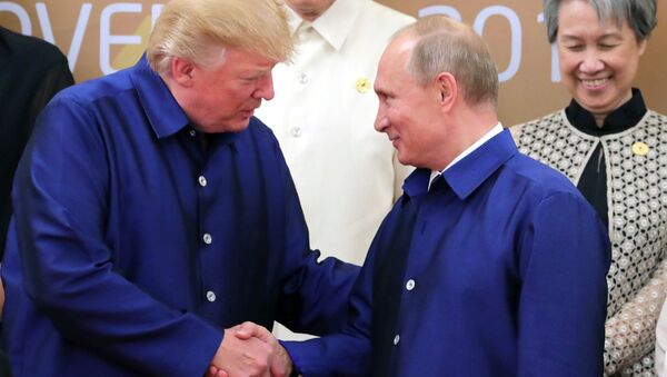 Президент РФ Владимир Путин и президент США Дональд Трамп (слева) на церемонии совместного фотографирования - Sputnik Молдова