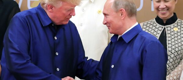 Президент РФ Владимир Путин и президент США Дональд Трамп (слева) на церемонии совместного фотографирования Президент РФ Владимир Путин и президент США Дональд Трамп (слева) на церемонии совместного фотографирования - Sputnik Moldova