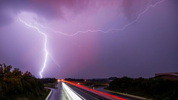 Вспышка молнии в небе над шоссе A9 на юге Германии - Sputnik Moldova-România