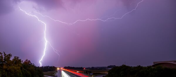 Вспышка молнии в небе над шоссе A9 на юге Германии Вспышка молнии в небе над шоссе A9 на юге Германии - Sputnik Moldova-România