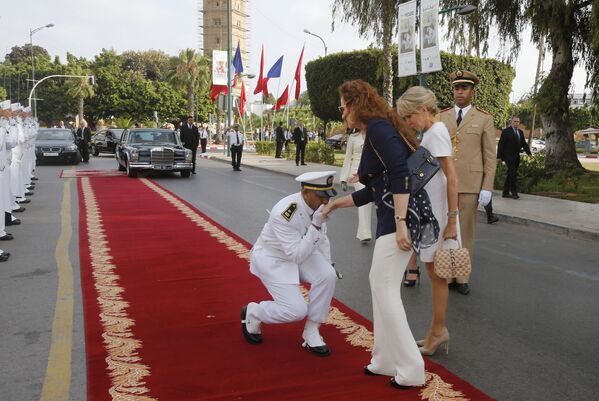 Принцесса Лалла Сальма,  супруга короля Марокко Мухаммеда VI и первая леди Франции Брижит Макрон прибывают в Национальный музей современного искусства в Рабате, Марокко - Sputnik Молдова
