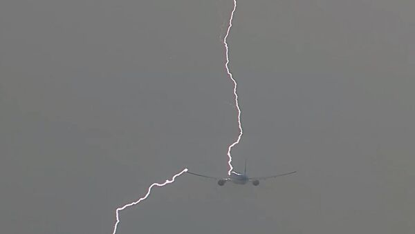 Слабонервным не смотреть: молния ударила в пассажирский самолет - Sputnik Молдова