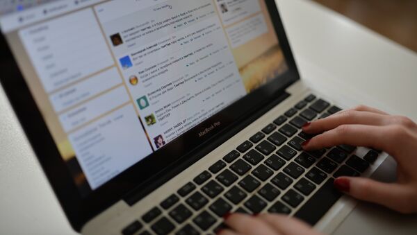 Страница сайта Twitter в окне браузера компьютера - Sputnik Молдова