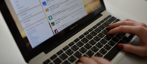 Страница сайта Twitter в окне браузера компьютера Страница сайта Twitter в окне браузера компьютера - Sputnik Молдова