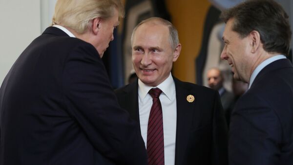 Президент США Дональд Трамп и президент России Владимир Путин в перерыве рабочего заседания лидеров экономик форума АТЭС - Sputnik Молдова