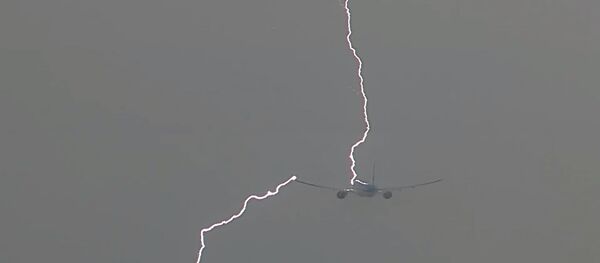 Слабонервным не смотреть: молния ударила в пассажирский самолет - Sputnik Moldova