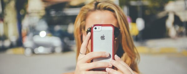 Girl with smartphone - Sputnik Moldova-România