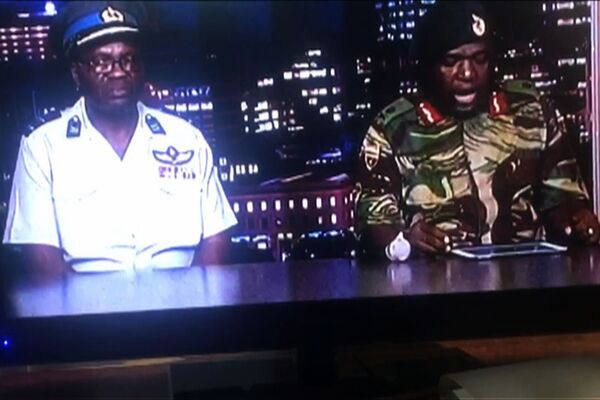 Генерал-майор армии Зимбабве Сибусисо Мойо во время обращения к народу Зимбабве по телевидению - Sputnik Молдова