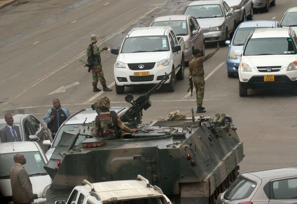 Бронированная техника и военные на улицах Хараре, Зимбабве - Sputnik Молдова