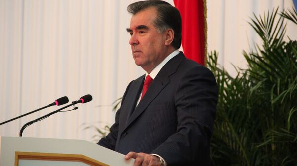 Президент Таджикистана Эмомали Рахмон выступает с ежегодным посланием к парламенту страны - Sputnik Moldova