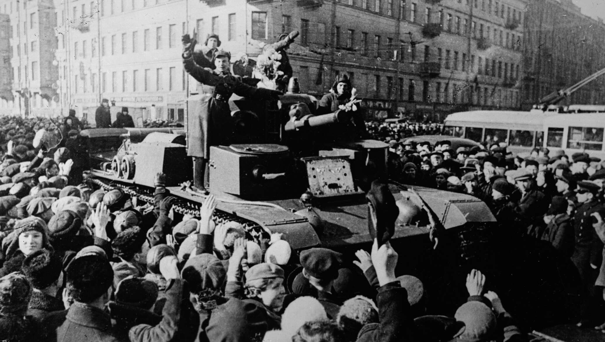 Советский входить. Советская армия в Вильнюсе 1940. Советские войска в Риге 1940. Встреча красной армии в Литве 1940. Красная армия в Риге 1940.