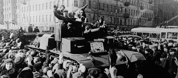 Ленинградцы встречают советских воинов Ленинградцы встречают советских воинов - Sputnik Молдова
