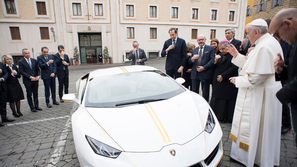 Папа Римский Франциск и автомобиль Lamborghini, подаренный ему производителем. 15 ноября 2017 - Sputnik Moldova-România