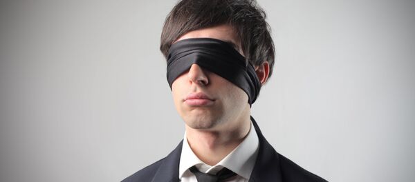 Bărbat legat la ochi Bărbat legat la ochi - Sputnik Moldova