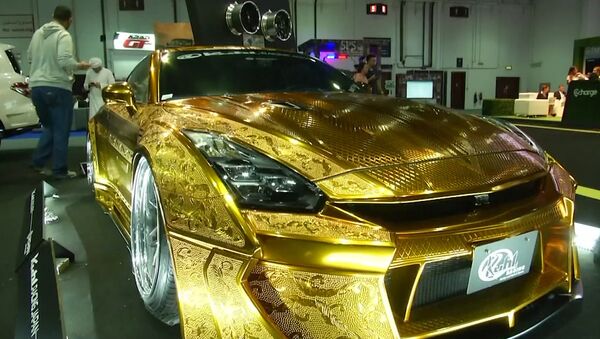 На автосалоне в Дубае представили золотой спорткар - Sputnik Молдова