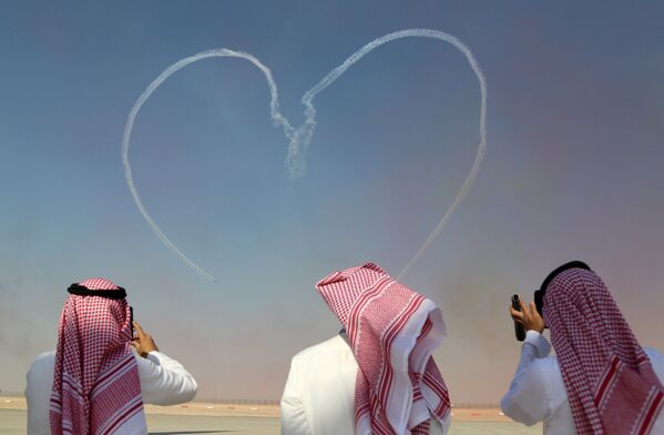 Зрители фотографируют пилотажную команду Аль-Фурса Военно-воздушных сил Объединенных Арабских Эмиратов во время Дубайского авиашоу - Sputnik Молдова