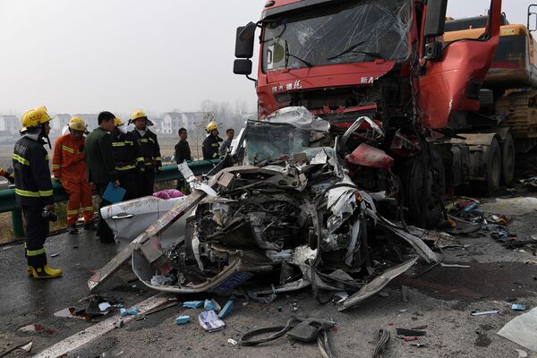 В провинции Аньхой в Китае произошло крупное ДТП на скоростной автотрассе. На фото - пожарные работают на месте аварии - Sputnik Молдова