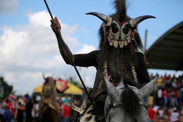 Один из участников костюмированного представления принимает участие в традиционном фольклорном фестивале в Сан Мартине, Колумбия - Sputnik Молдова